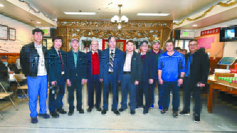 譚家公所正副主席與元老及宗親合影。馬紅兵攝