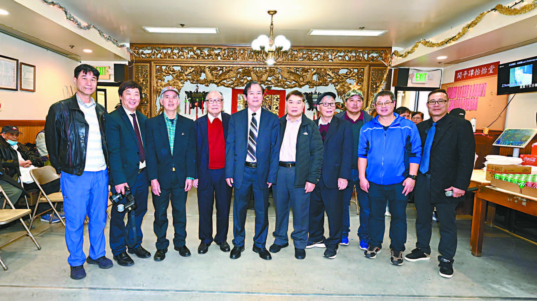 譚家公所正副主席與元老及宗親合影。馬紅兵攝