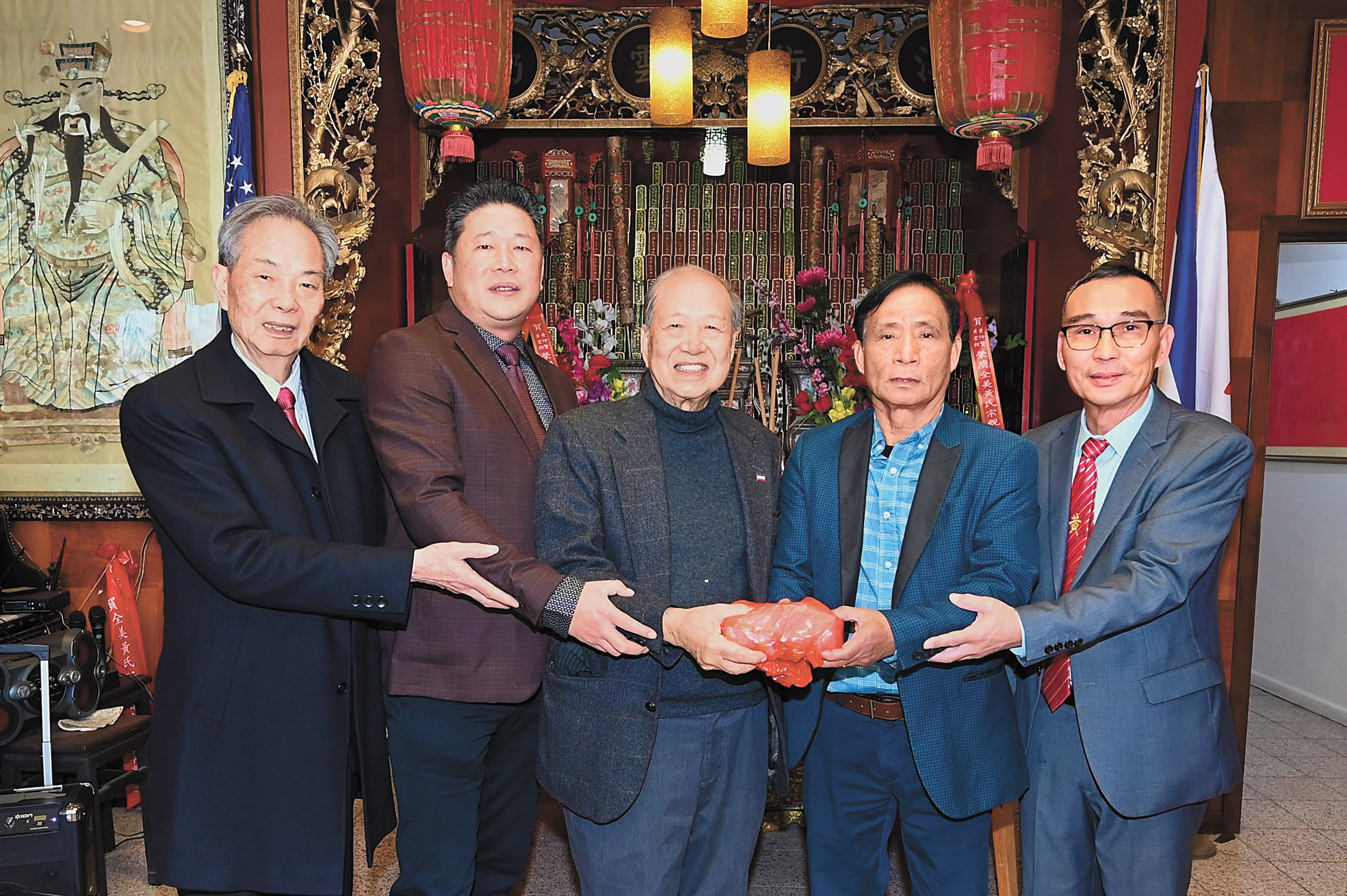 全美元老有為(中)、美西總長子衡(右1)主持監交;新任主席仲賢(左2)、副主席宏昶(左1)從滿任主席偉勝(右2)手中接過印信,履新就職。馬紅兵攝