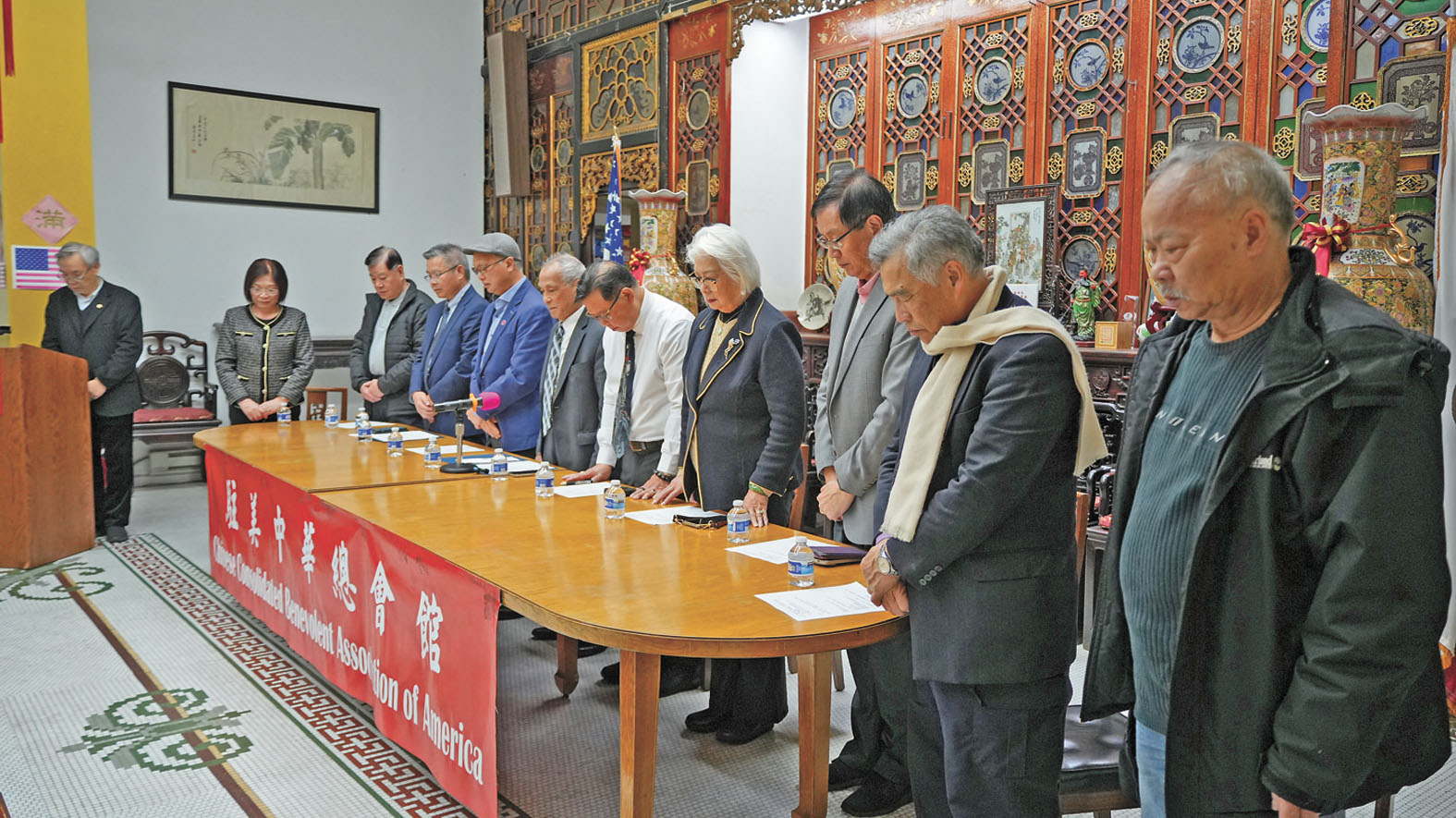 中華總會館全體與會者起立，為香港火災慘案遇難的同胞默哀一分鐘。記者黃偉江攝