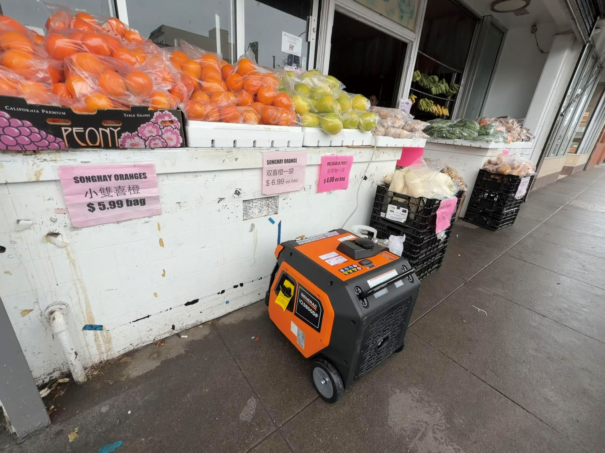 三藩市大規模停電持續,多區商戶被迫自行設法應對,一部發電機成為稀缺資源。記者蘇婕雅攝