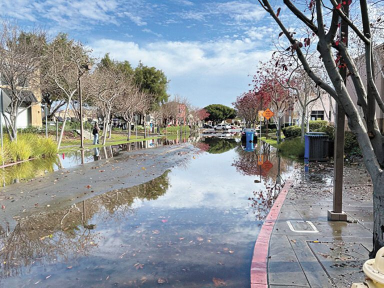 中半島門羅公園市Hamilton大道開始水淹。門羅公園市政府