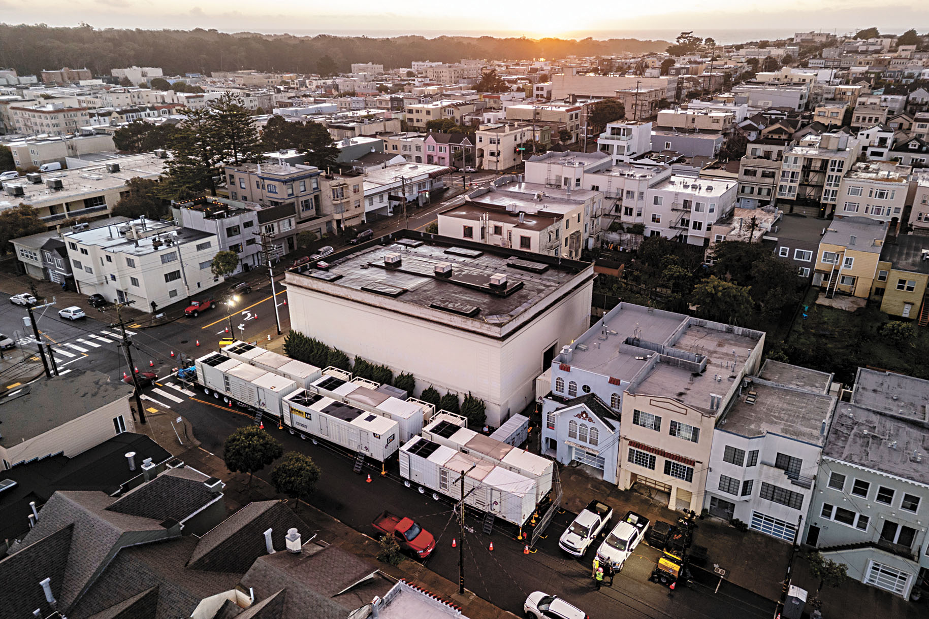 三藩市連續第二個周末停電,列治文區等社區6,000多戶受影響。圖為周五的航拍畫面,可見臨時發電機設於住宅旁。Stephen Lam/三藩市紀事報/美聯社