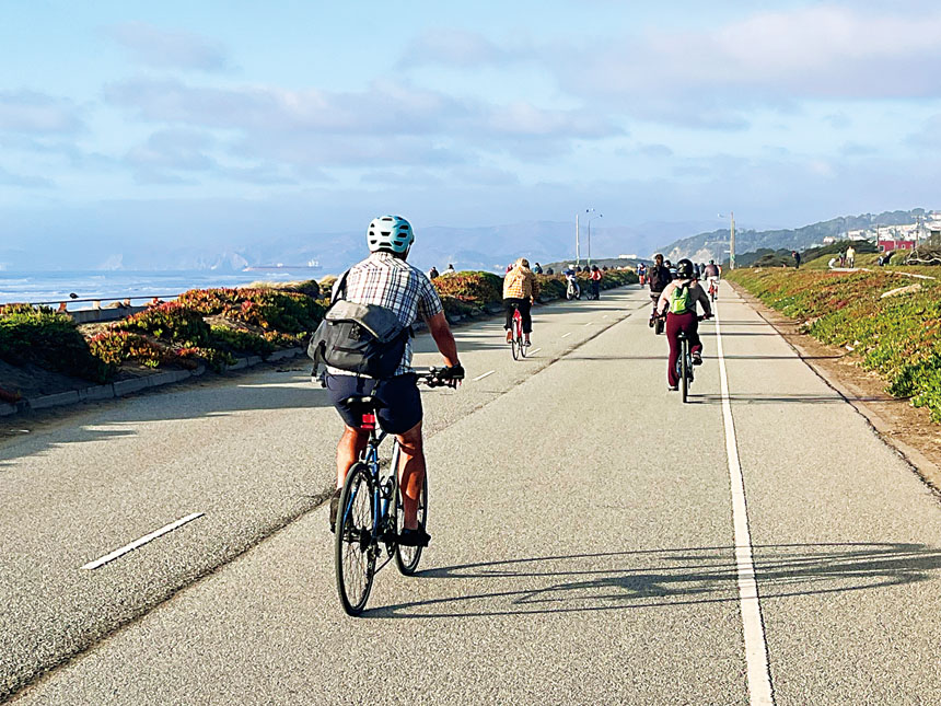 大公路關閉後,成為單車愛好者熱點。然而由此引發的交通爭議仍持續發酵。 記者陳程威攝