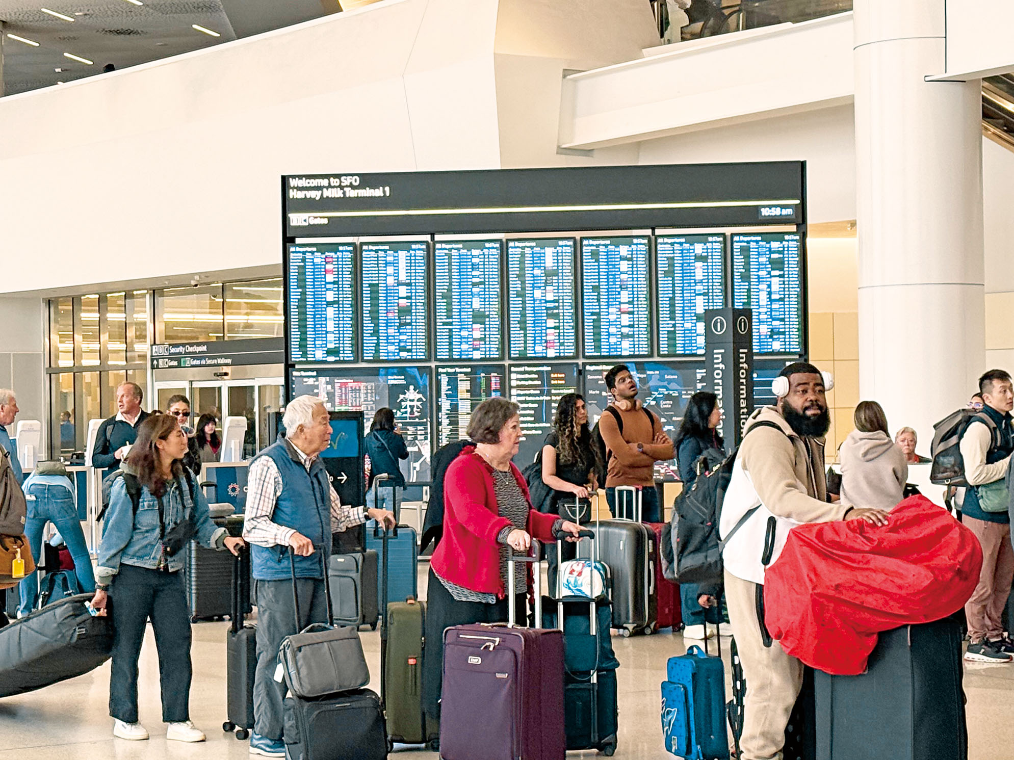 三藩市國際機場一號航廈重開後，抵達現場，旅客仍大排長龍。 記者陳程威攝