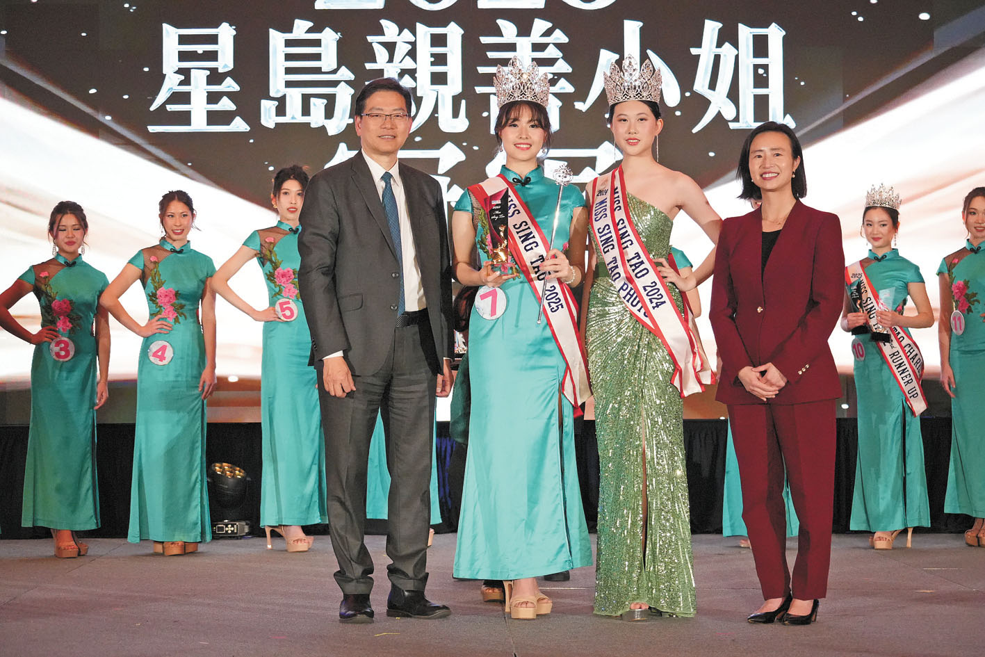 邵佳燁獲冠軍，由星島日報美西版社長兼總編輯梁建鋒（左一）、2024年星島親善小姐冠軍徐伊一（右二）和三藩市第一區市參事陳詩敏聯合頒獎。記者黃偉江攝