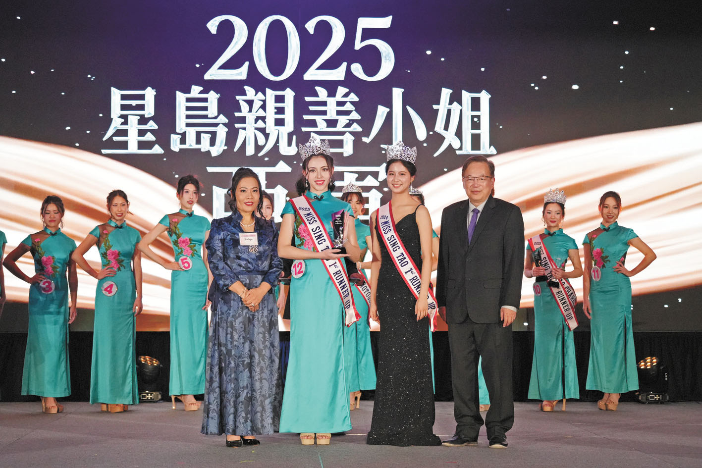 12月封面佳麗唐佳琦獲得亞軍，由Lankis Entertainment 創辦人袁曉瀾（左一）、2024年星島親善小姐亞軍王天悅（右二）和美國中藥聯商會會長劉源凱（右一）頒獎。記者黃偉江攝