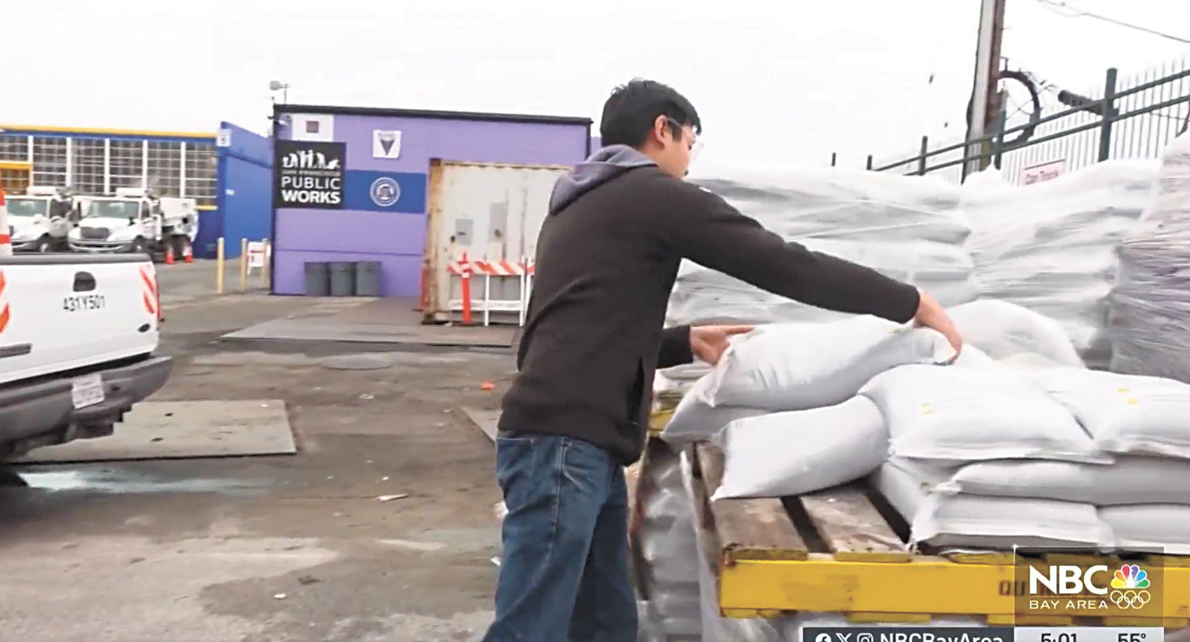 民眾準備沙袋，應對雨天。NBC電視畫面