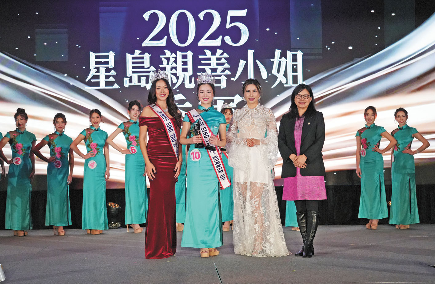10月封面佳麗王思雅獲星島親善小姐季軍，由2024年星島親善小姐季軍宋家迎（左一）、醫學美容及內科醫師李昆棉夫人Sophie Lee（右二）和第11區市參事陳小焱（右一）頒獎。記者黃偉江攝