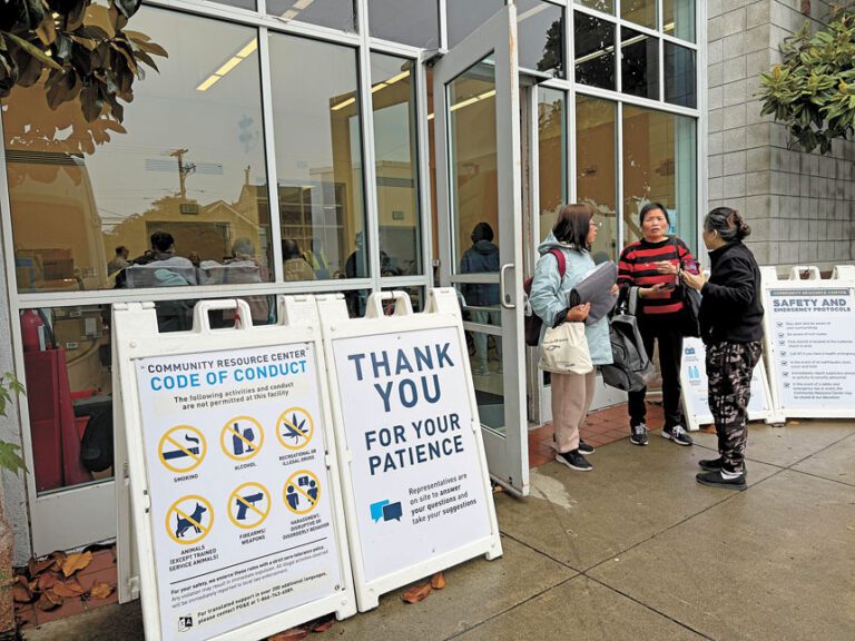 列治文區社區康樂中心周一仍有市民陸續前來領取緊急物資。記者蘇婕雅攝