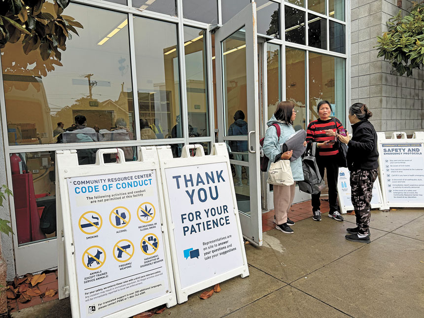 列治文區社區康樂中心周一仍有市民陸續前來領取緊急物資。記者蘇婕雅攝