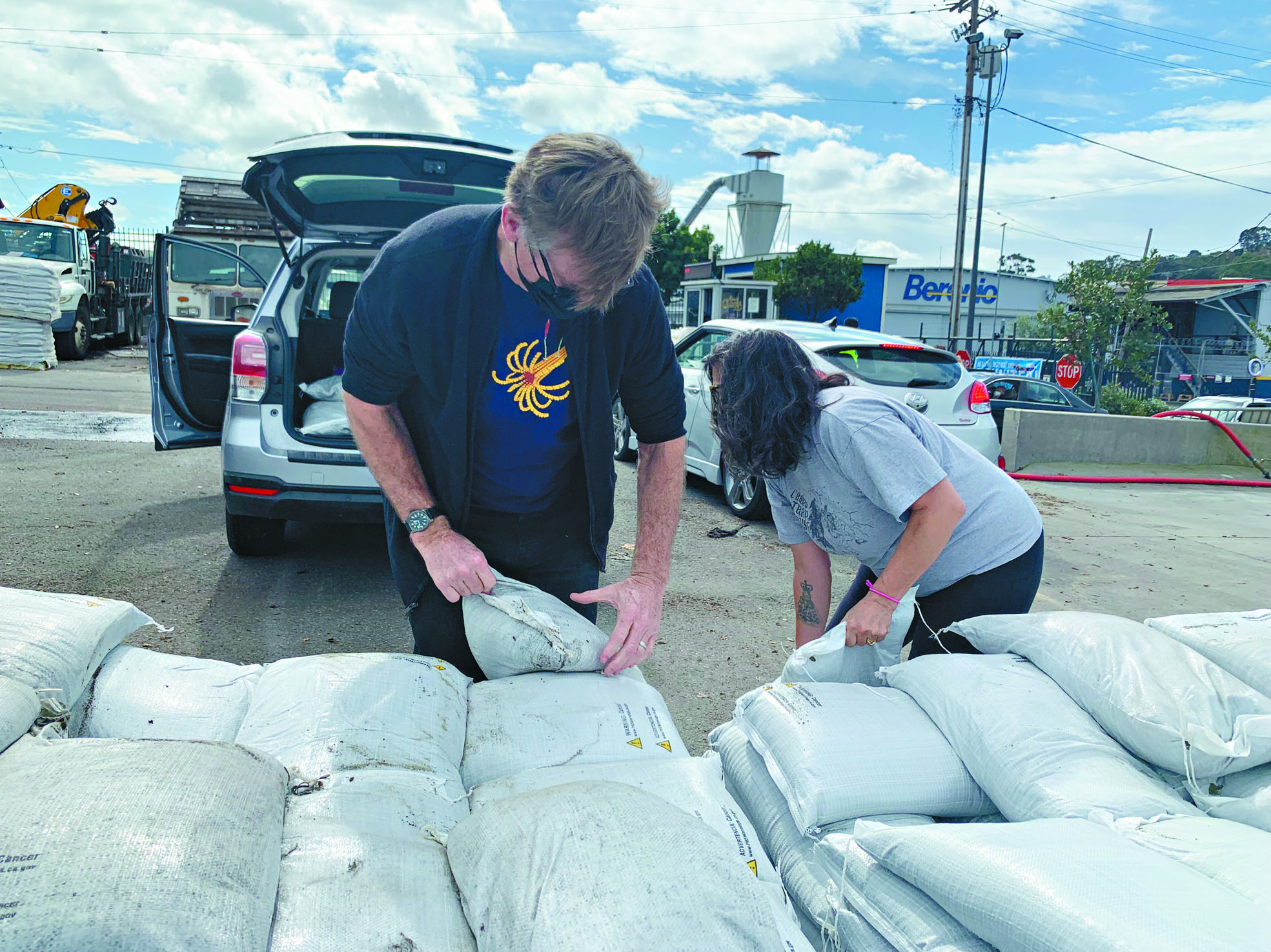 工務局已開放免費沙包領取服務，加強社區防洪準備。三藩市工務局