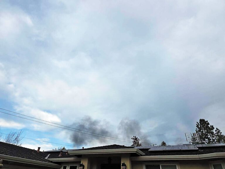 薩拉托加市華人Debora從家裡看到失火變壓站的黑煙。 Debora提供