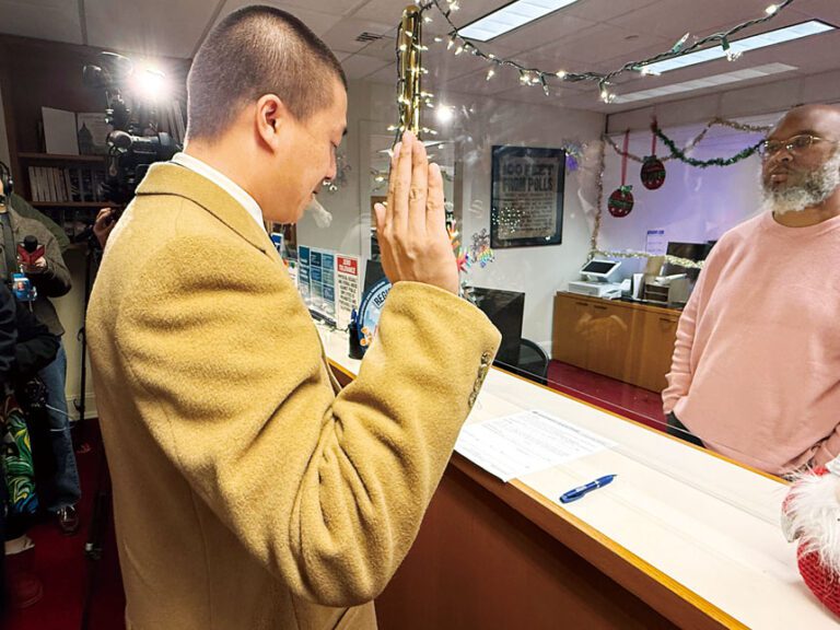 王兆倫完成宣誓手續，正式成為第四區市參事選舉候選人。記者陳程威攝