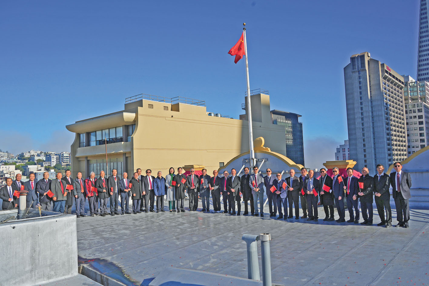 嘉賓們在溯源總堂樓頂升起的五星紅旗下合影。記者黃偉江攝