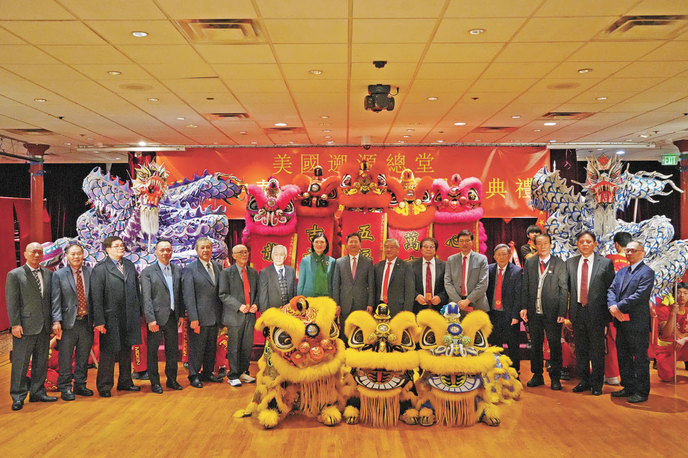 中國駐舊金山總領事張建敏夫婦（右八、九）、美國溯源總堂主席雷振澤（右七）等嘉賓們在慶祝午宴上合影。記者黃偉江攝