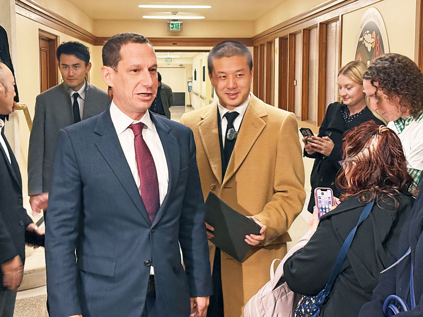 巿長羅偉上任滿一年，市況改善居民有感。 記者陳程威攝