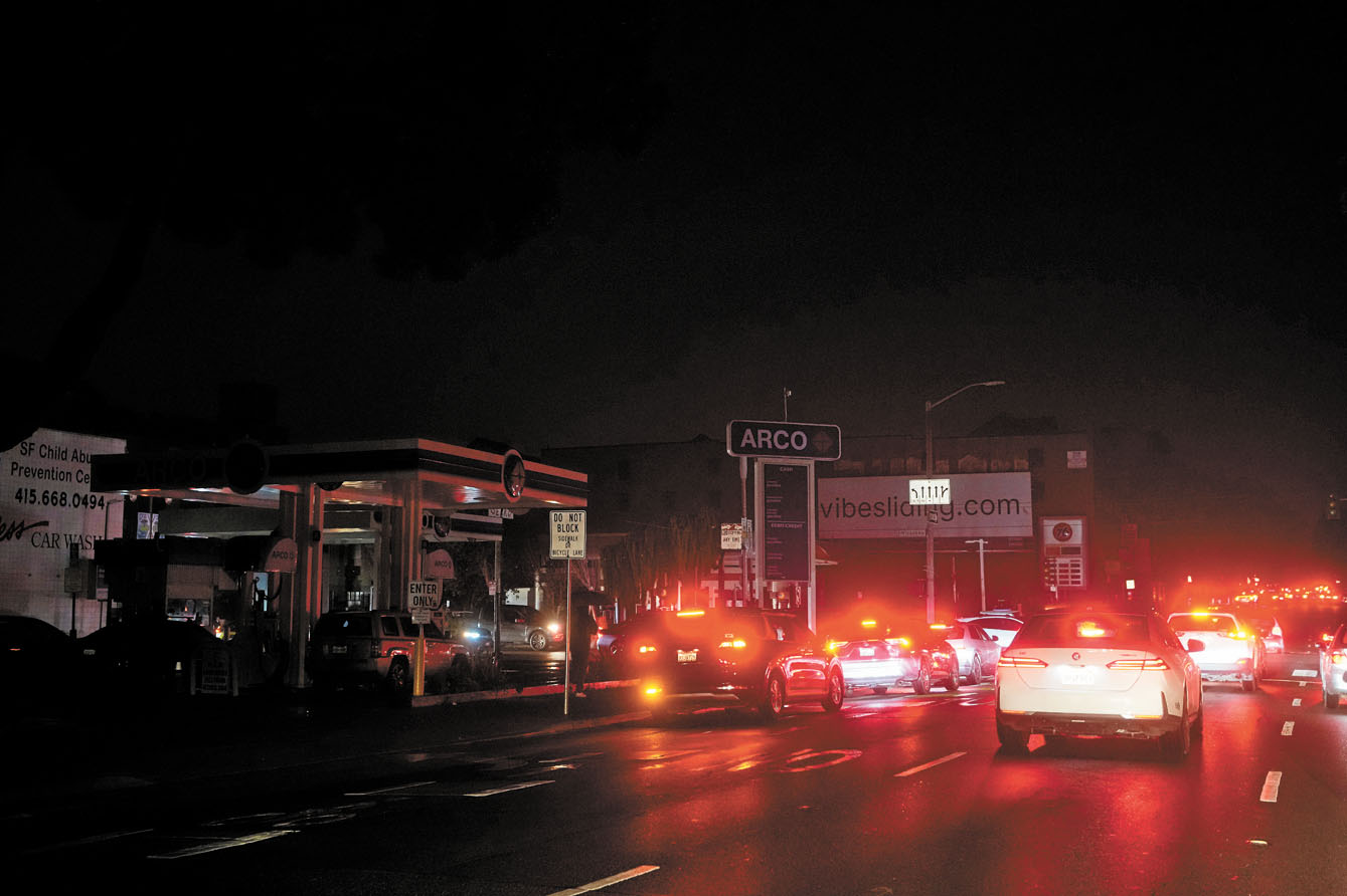 三藩市大停電，路口交通燈失靈，車輛停在十字路口。美聯社