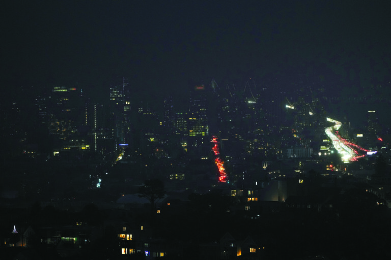 三藩市周六起多個社區大停電，隨後雖陸續恢復電力供應，但直到周二清晨才全面恢復。美聯社