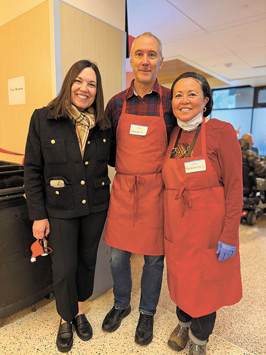 聖安東尼基金會營運總監 Laura Flannigan（左一）與義工一同投入派餐服務。記者蘇婕雅攝