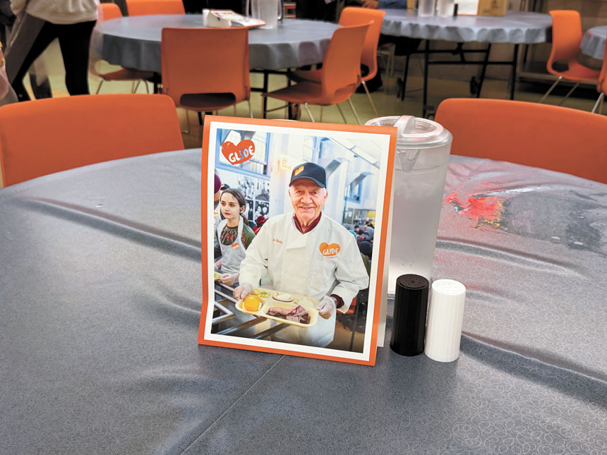 圖為教堂餐桌上擺放紀念牌，悼念連續31年支持圣誕節派餐的「牛排屋」老闆Joe Betz。記者蘇婕雅攝