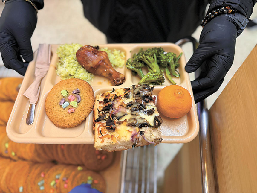 今年聖誕餐點包括韓式風味雞腿、香菜青檸米飯及蔬菜佛卡夏麵包，團隊提前數周準備，兼顧營養與文化多元。記者蘇婕雅攝