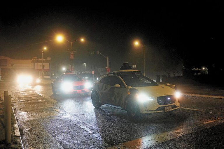 三藩市大規模停電導致無人計程車公司Waymo車隊癱瘓。美聯社