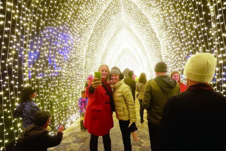 遊人在金門公園內的三藩市植物園參觀Lightscape燈光展拍照留念。美聯社