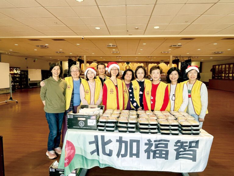 李怡臻（左二）、陳頡（左五）和義工們準備聖誕節前最後一次送餐上門。記者王蔚攝