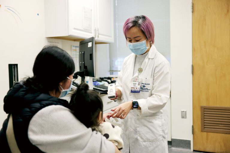 一名20個月大的女嬰12月22日在位於聖荷西的Lenzen藥房接種疫苗，這是南灣首家為6個月及以上的嬰幼兒接種疫苗的藥房。聖縣公共衛生局局提供