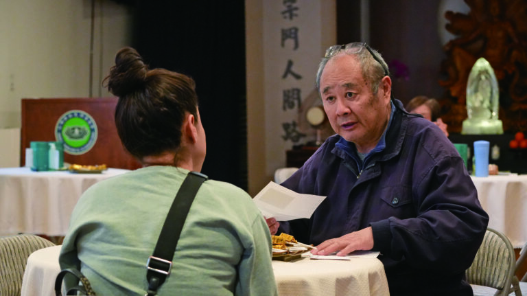 慈濟志工向災民發放現金購物卡及生活所需的物資。記者黃偉江攝