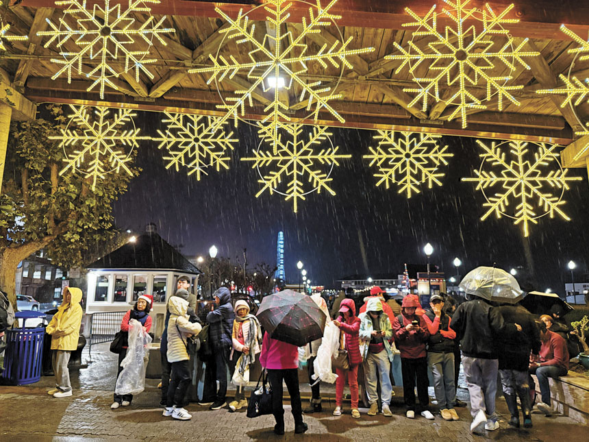 雖然風雨不停，39號碼頭的節日氣氛依然濃厚。記者黃偉江攝