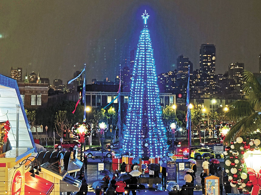 39號碼頭聖誕樹燈光秀，吸引遊客冒雨前來觀賞拍照。記者黃偉江攝