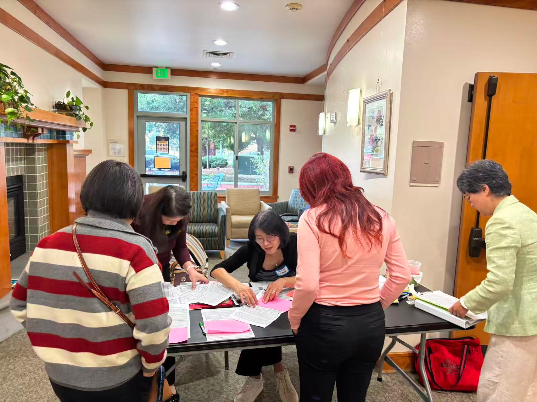 Alice Wei在矽谷古柏蒂奴（Cupertino）市老人中心收集連署簽名。Alice Kwei提供