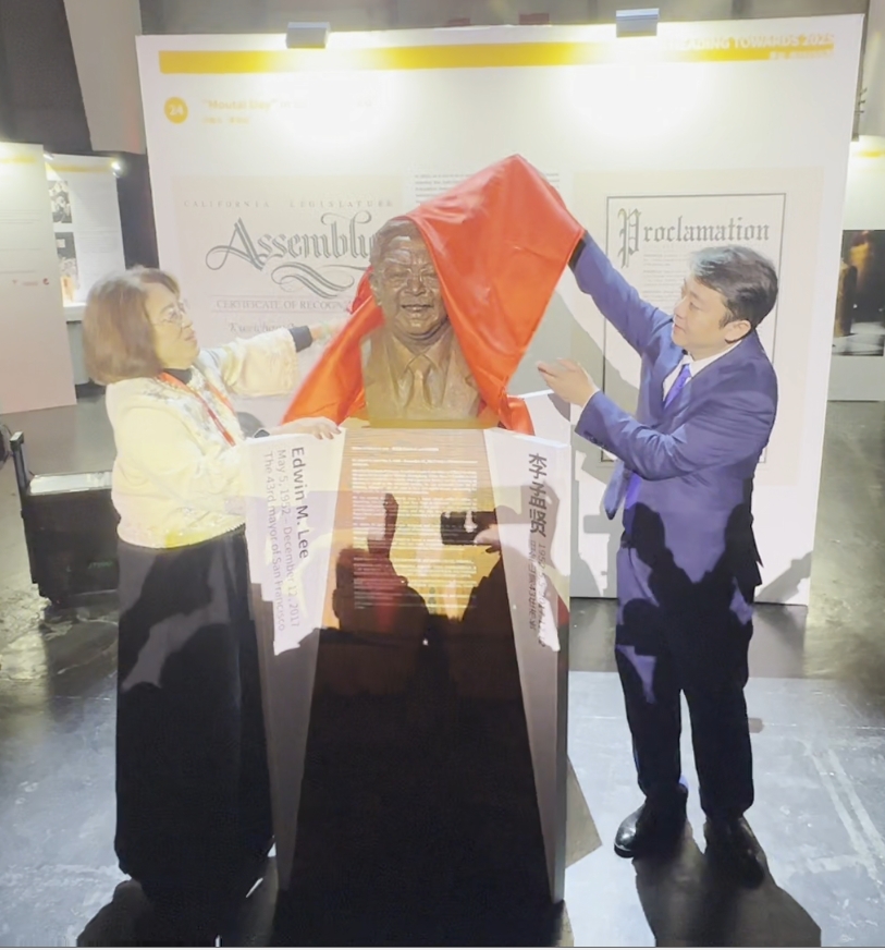 茅台集團副總經理張貴超（右）和李孟賢夫人李林進敏共同為雕像揭幕。本報記者攝