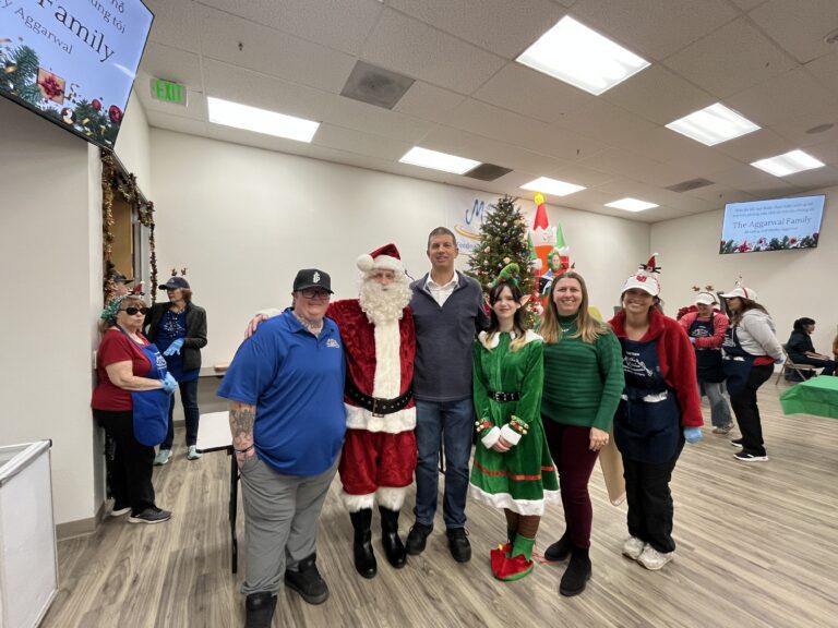 Bill Lee(左三）與志願者和聖誕老人。記者王蔚攝