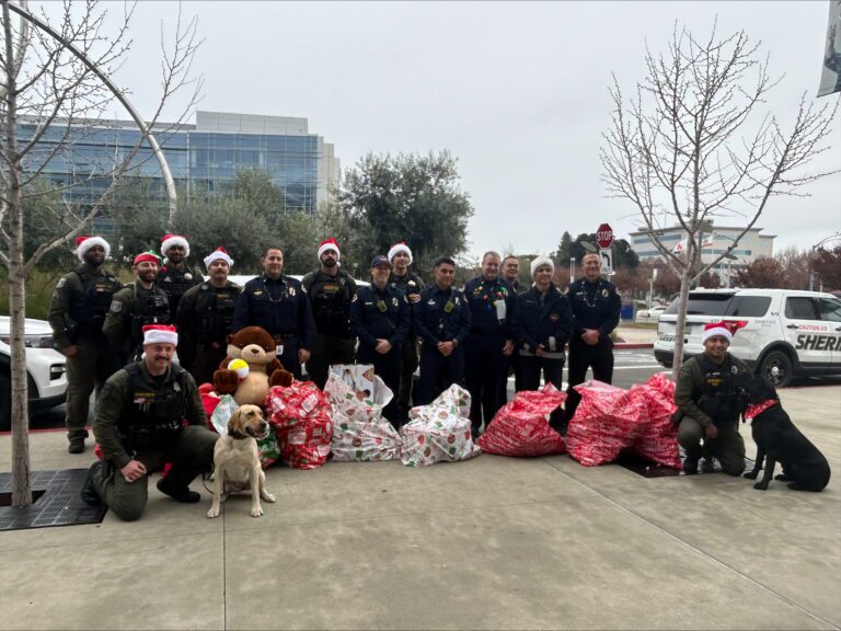 聖他克拉縣消防局（(SCCFD）和縣警辦公室給聖他克拉谷醫療中心(SCVMC))的住院小病人贈送聖誕節禮物。