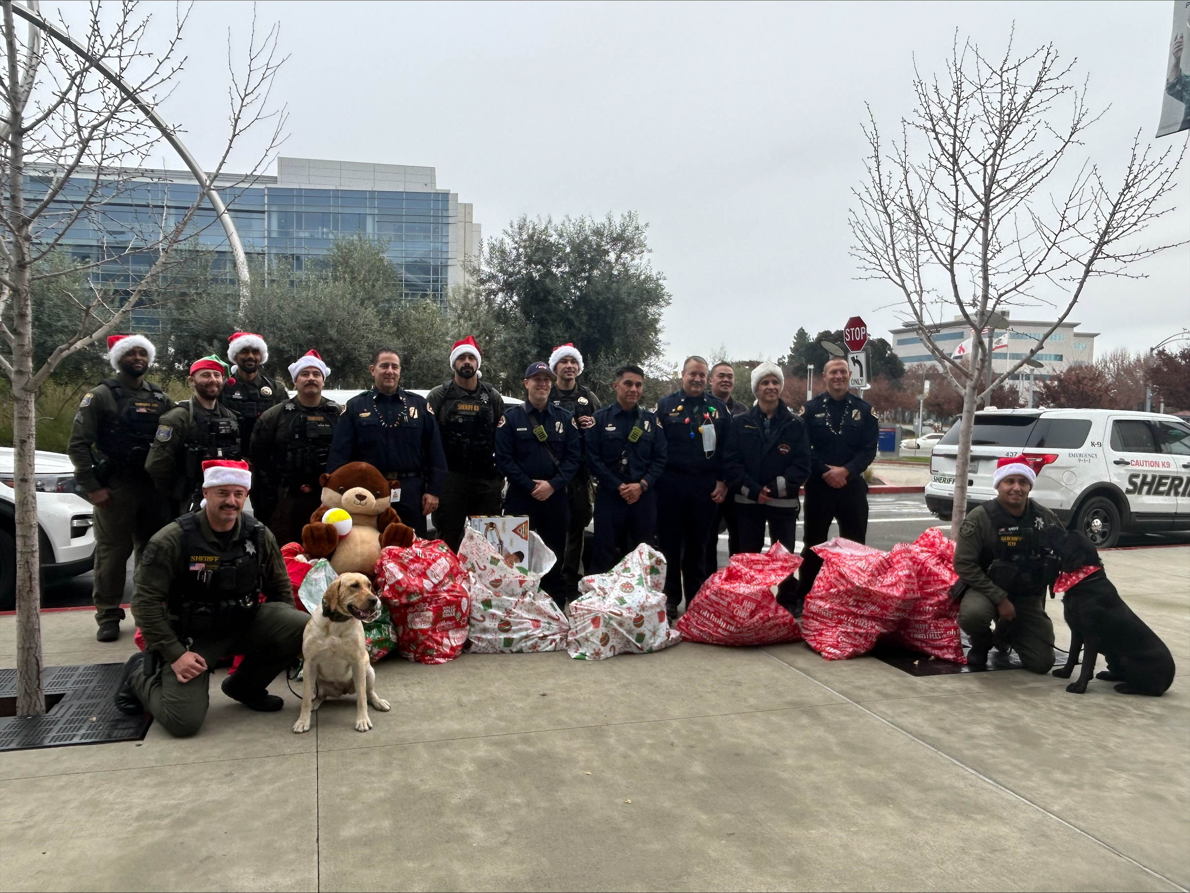 聖他克拉縣消防局（(SCCFD）和縣警辦公室給聖他克拉谷醫療中心(SCVMC))的住院小病人贈送聖誕節禮物。