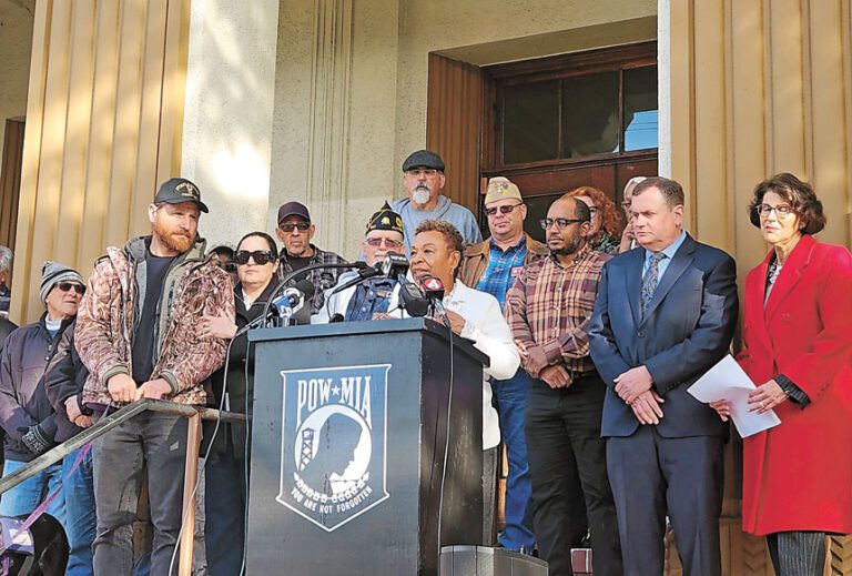 屋崙市長芭芭拉李與多名官員及退伍軍人，齊聲呼籲聯邦退伍軍人事務部恢復原定在阿拉美達建設退伍軍人醫療診所的計劃。灣區城市新聞社