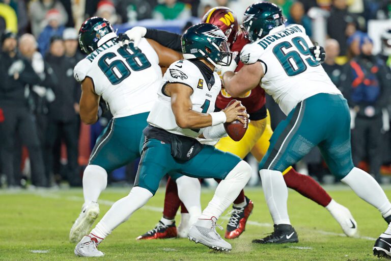 老鷹四分衛赫茲（中）在對陣華盛頓司令的比賽中傳球。路透社