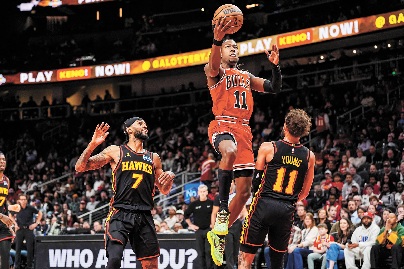 公牛球員多蘇穆突破老鷹球員特雷楊等人圍堵上籃得分。路透社