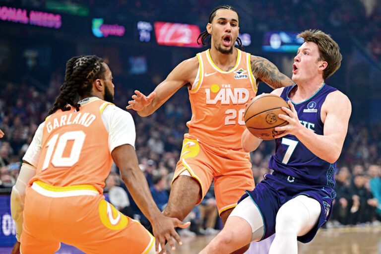 克努佩爾（右）在場上的表現，球迷有目共睹。路透社