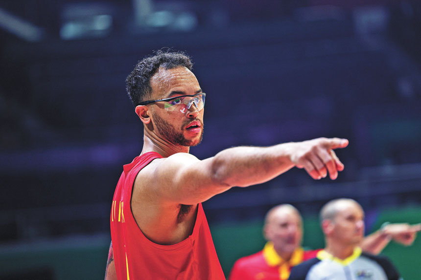 李凱爾代表中國男籃參加了2023年籃球世界盃17-32名排位賽。新華社