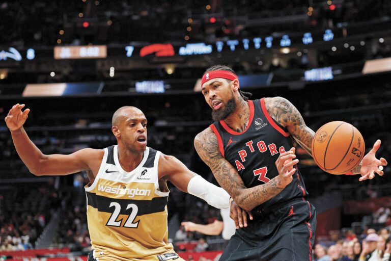 速龍隊前鋒英格拿姆（右）與奇才隊前鋒米德爾頓在拚搶。路透社