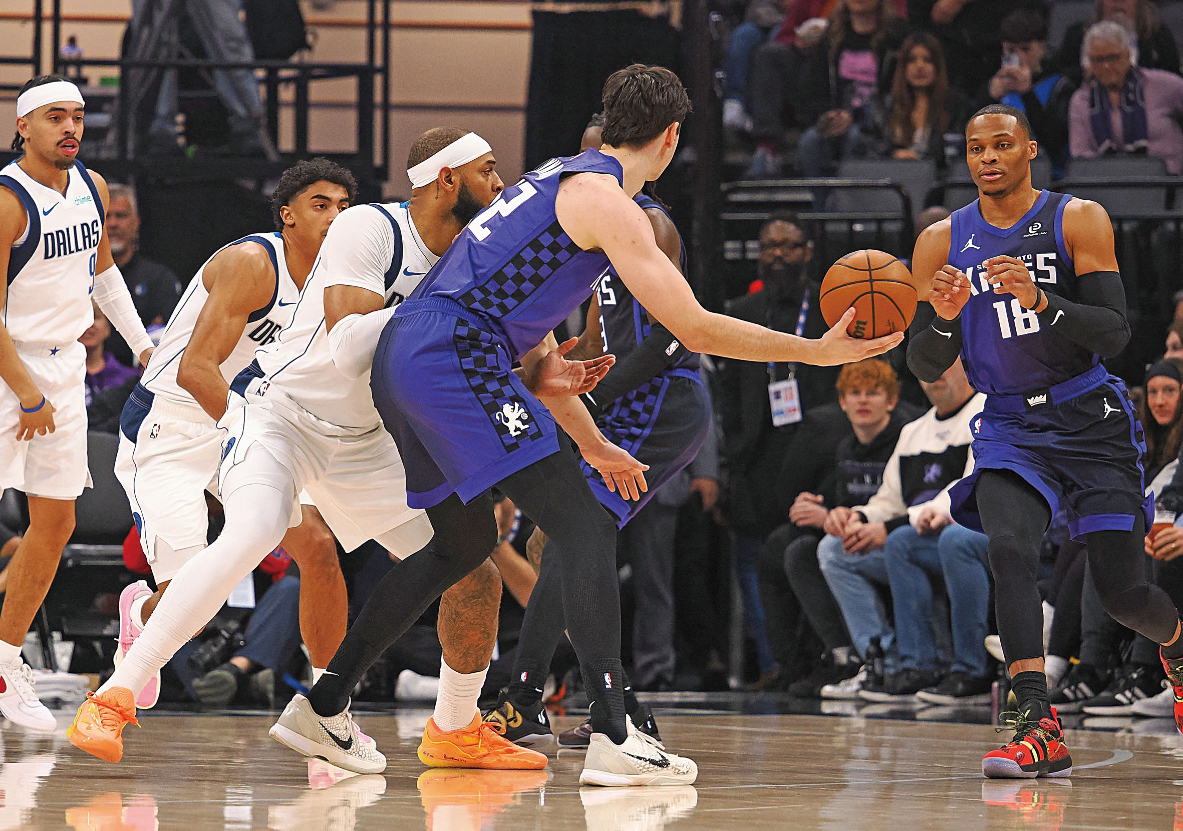 威少最近狀態不錯，圖為他（右）在比賽中接過隊友的傳球。路透社