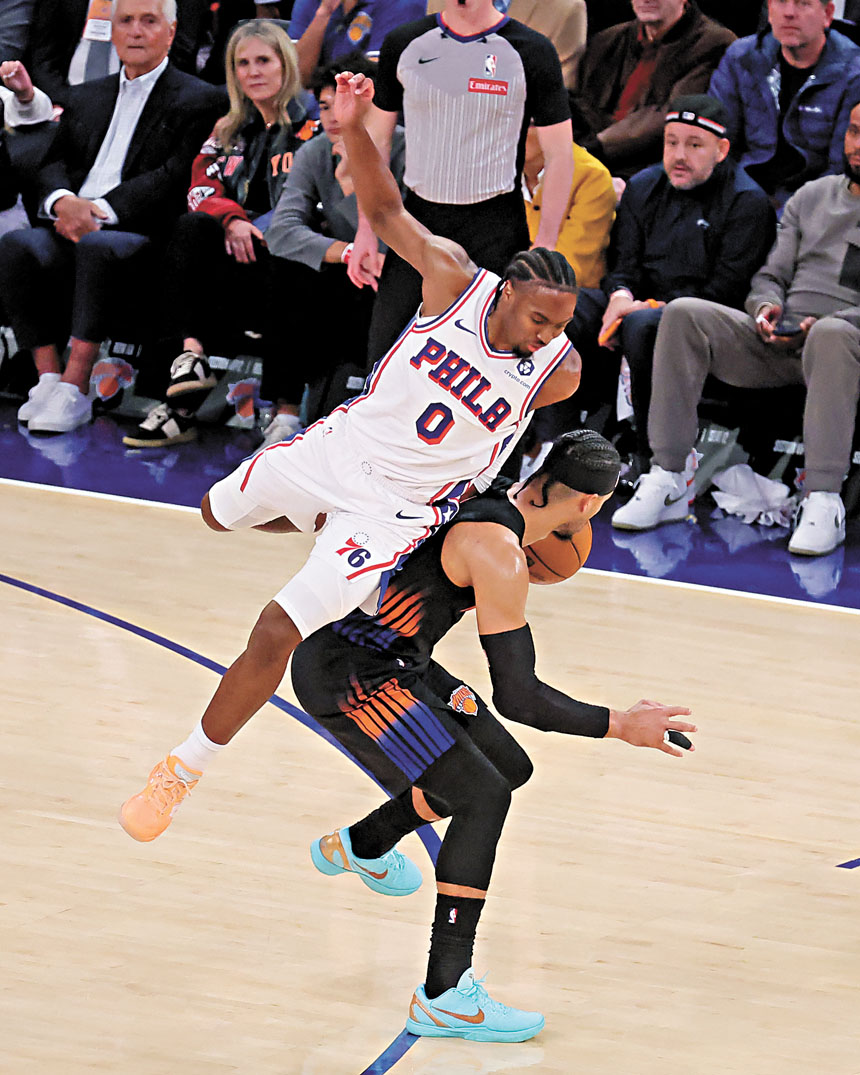 馬克西（上）與尼克斯隊後衛哈特交鋒。路透社