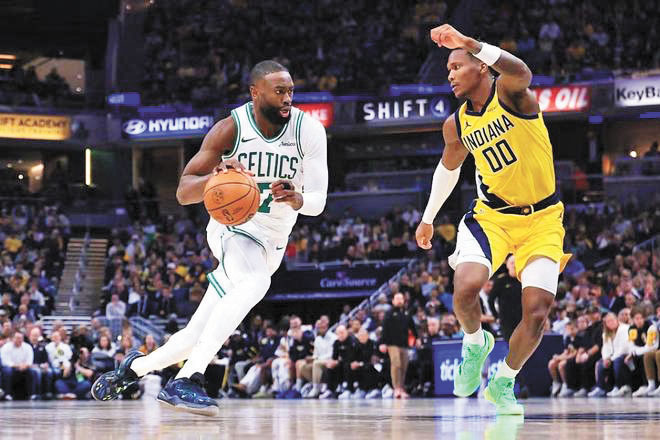 速龍隊前鋒英格拿姆（右）與奇才隊前鋒米德爾頓在拚搶。路透社