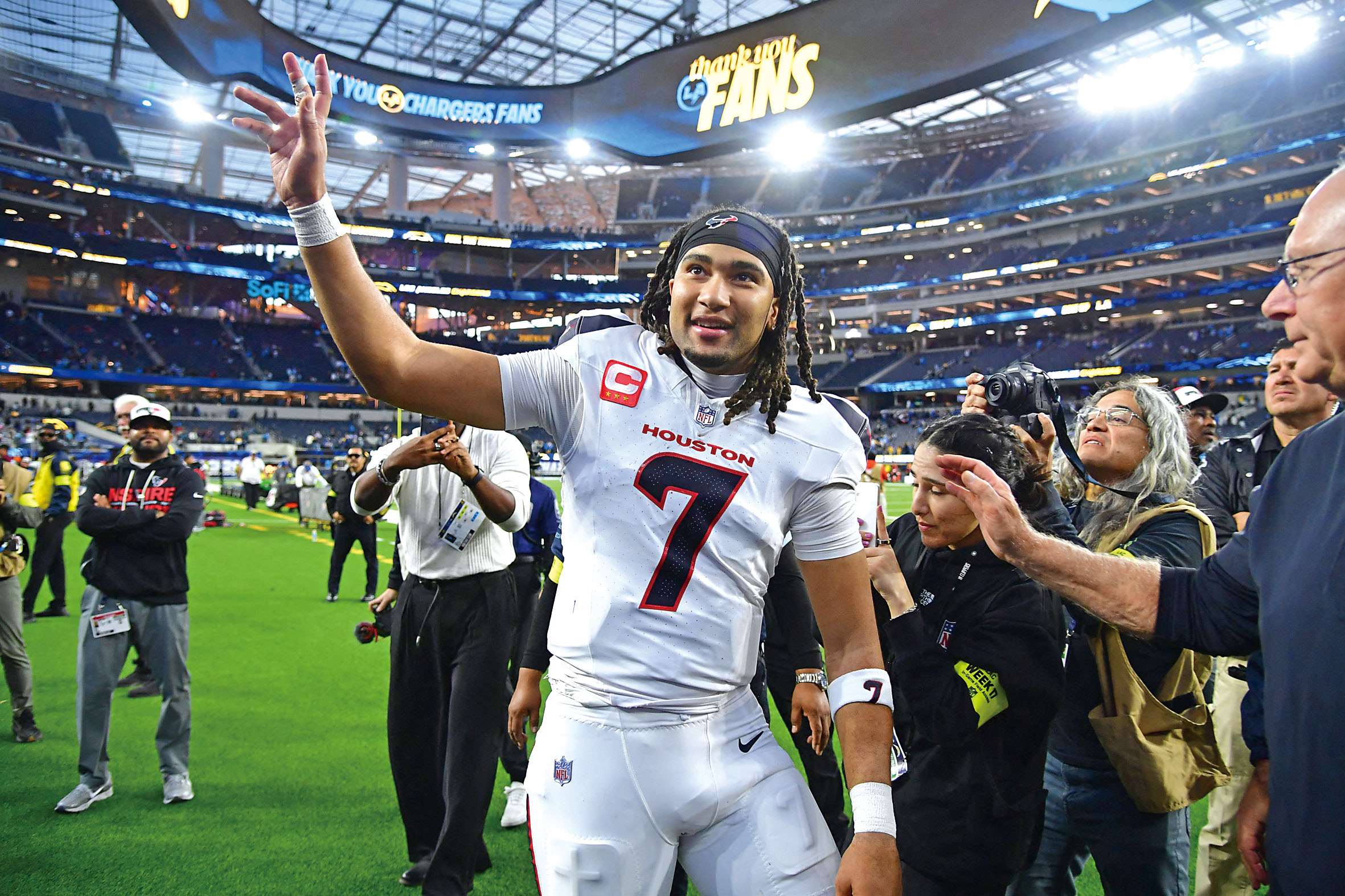 德州人四分衛斯特勞德在贏球後致意現場球迷。路透社