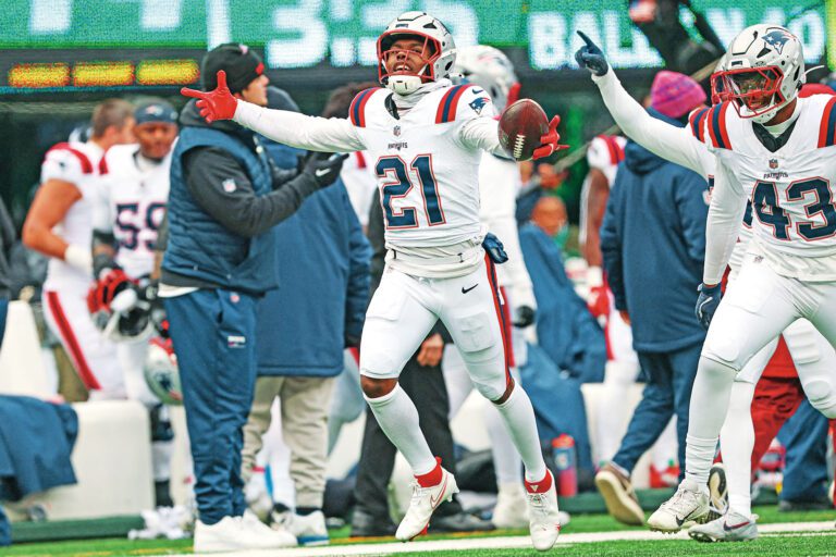 愛國者大勝，球員興奮慶祝。路透社