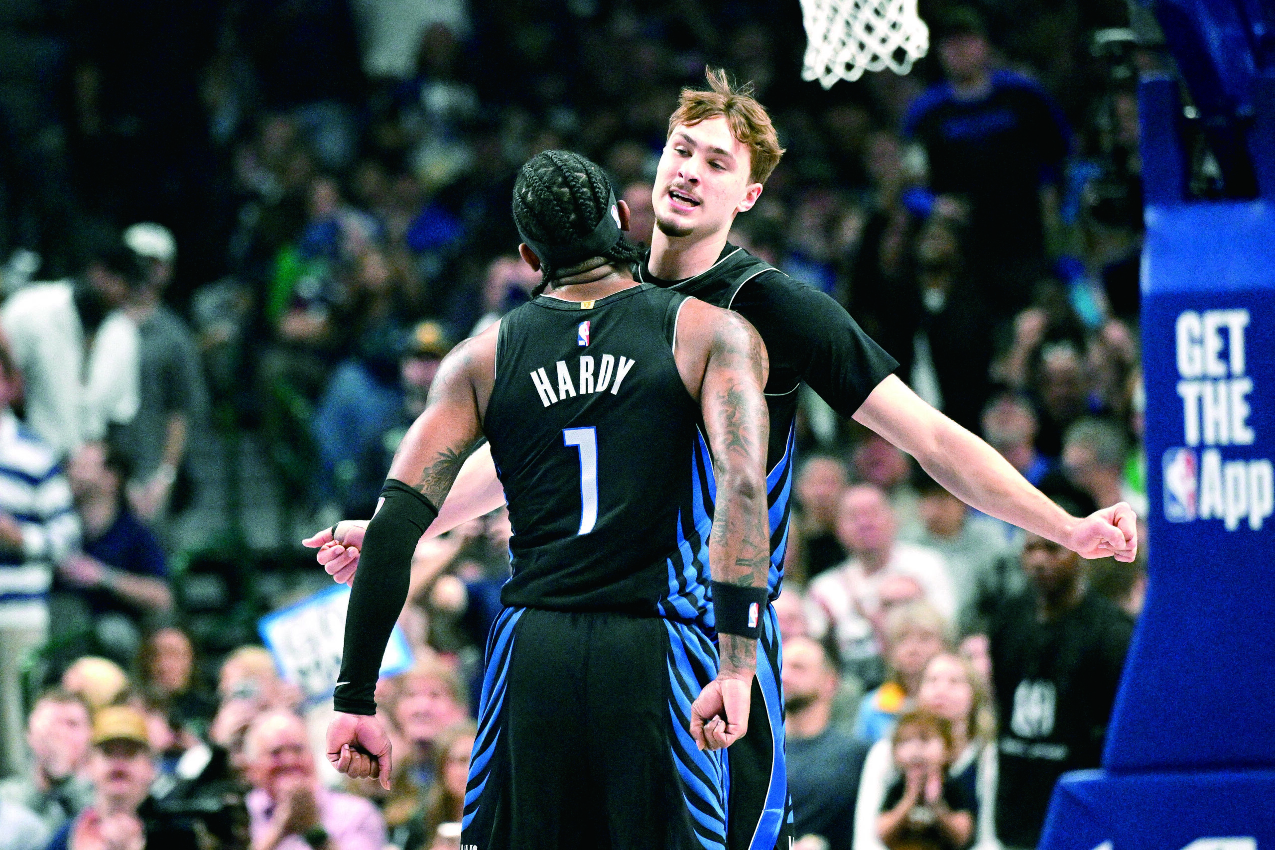 弗拉格與隊友激情碰撞。路透社